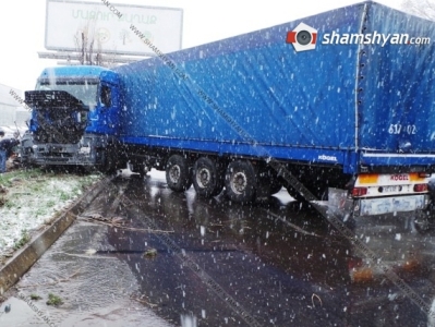 Խոշոր վթար Երեւանում. բեռնատար «Մերսեդեսը» տապալել է մի քանի ծառեր ու էլեկտրասյունը (ֆոտո)