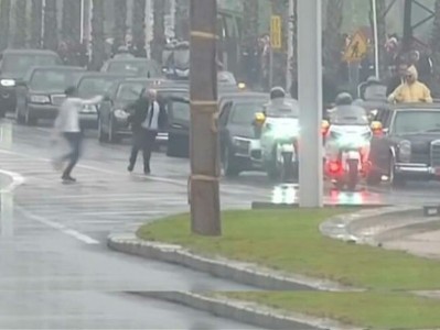 Man runs at Moroccan king's car during Pope Francis's visit