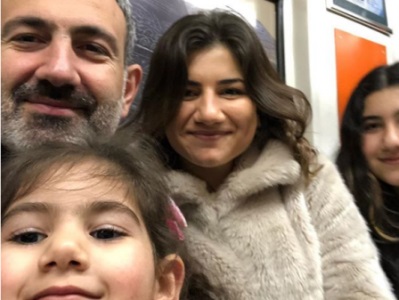 Փաշինյանը դուստրերի հետ լուսանկար է հրապարկել մետրոյի վագոնից