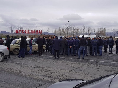 Արշալույսցիները պահանջում են արտահերթ ընտրություններ անցկացնել. Նրանք փակել են Արմավիր–Երեւան ճանապարհը