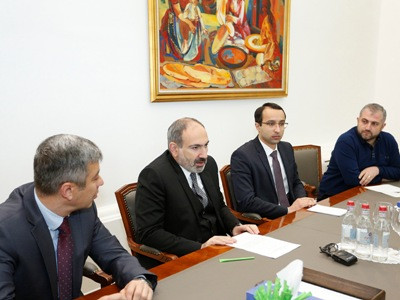 Պետք է բոլորս գործենք օրենքի տրամաբանության մեջ. Վարչապետը՝ Օպերայի թատրոնի աշխատակիցներին (ֆոտո)