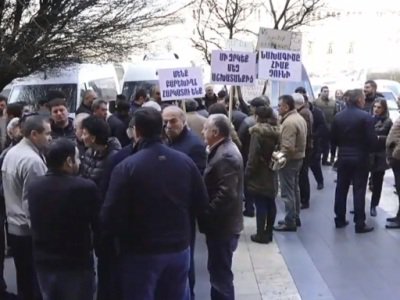 Գրավատների պետտուրքն ավելացնելու օրինագիծն ուղարկվել է ԱԺ. ցուցարարների հետ հանդիպել է վարչապետի օգնականը