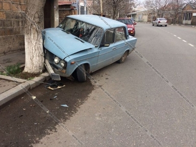 Ոսկեվազում 06-ը բախվել է ծառին․ 4 հոգի հոսպիտալացվել է (ֆոտո)