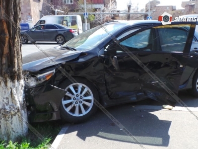 Երևանում բախվել են Toyota Corolla–ն և Nissan Teana–ն. երեք մարդ հոսպիտալացվել է (ֆոտո)