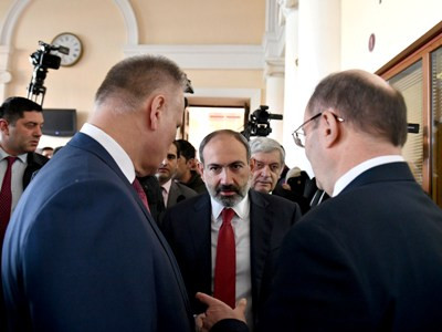 Նիկոլ Փաշինյանը մասնակցում է Երեւան–Գյումրի արագընթաց գնացքի բացմանը (ֆոտո)