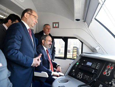 Փաշինյանը նոր էլեկտրագնացքով հասավ Գյումրի. Գնացքը կաշխատի շաբաթական երեք օր. մանրամասներ