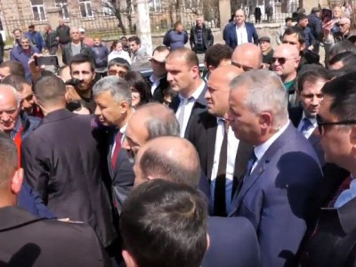 «Հիմա կարո՞ղ է էստեղ քուչի բազար սկսեք». Փաշինյանը կարգի հրավիրեց դիմացինին «կյլաուզնիկ» անվանող Գյումրիի քաղաքապետին
