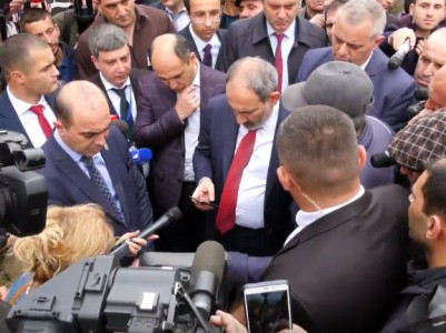 Կույր մարդուն էլ բանի տեղ չեք դնո՞ւմ.  Գյումրեցի կինը չկարողացավ իր ասելիքը հասցնել վարչապետին
