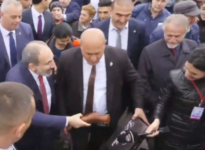 Գյումրիի տնակային ավանում վարչապետին կոշիկ նվիրեցին. «Բայց ես 42 համար եմ հագնում, սա ինձ չի լինի»