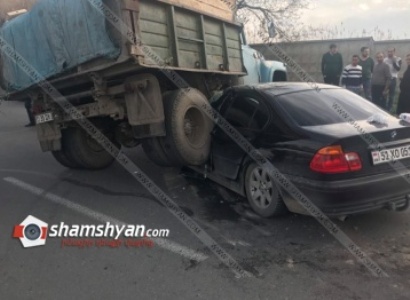 BMW–ն հայտնվել է ԶԻԼ–ի տակ. Խոշոր վթար Երեւանում