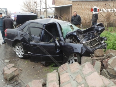 Արմավիրում Mercedes-ը բախվել է պարսպին ու դարպասին, քանդել այն. 22-ամյա վարորդի դին դուրս են բերել փրկարարները (ֆոտո)