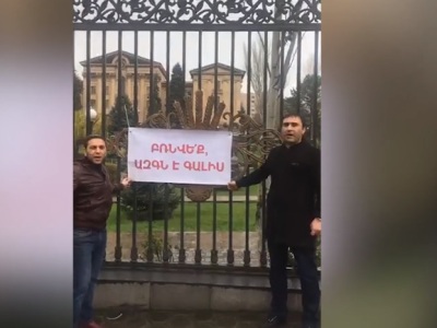 Էս ազգի լավ տղեքն ենք, էս ախոռում հավաքվածներին ասում ենք՝ բռնվեք, ազգն ա գալիս. 2-հոգանոց ակցիա ԱԺ-ի մոտ