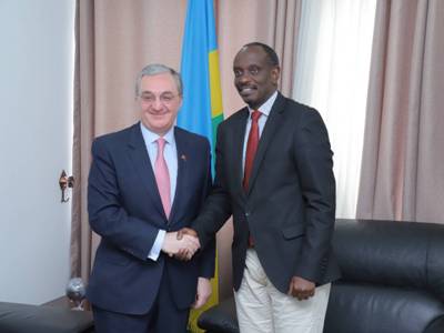 Armenia FM meets with his Rwandan counterpart