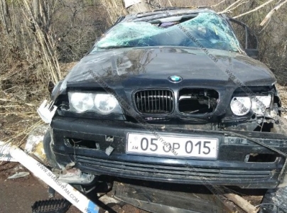 BMW-ն բախվել է երկաթե արգելապատնեշներին և ծառերին․ խոշոր վթար Երևան-Սևան ճանապարհին (ֆոտո)