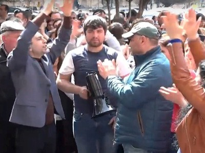 Ավել–պակաս արտահայտությունների համար կներեք. «Սպայկա»–ի աշխատակիցները ծափահարեցին վարչապետին ու հեռացան