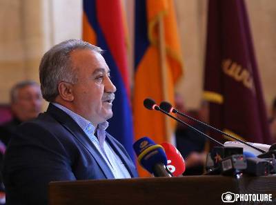«Հրապարակ». Գնացել են «մի կտոր հաց ուտելու». Մանվել Գրիգորյանին մեծարողները այս անգամ հոտնկայս խմել են Փաշինյանի կենացը