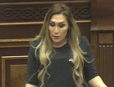 «Առավոտ». Կան մարդիկ, որ իրենց «ընդդիմադիր հայացքներից» ելնելով, ձեւացնում են, թե իբր զայրացած են ԱԺ ամբիոնի «պղծմամբ»