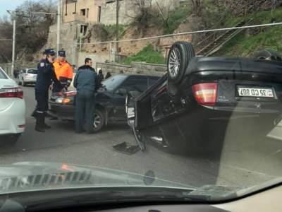 Խոշոր ավտովթար Մյասնիկյան պողոտայում. «Օպելը» գլխիվայր շրջվել է. երթեւեկությունը կաթվածահար է եղել (ֆոտո)