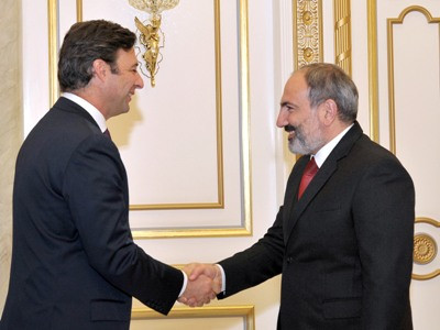 Armenia PM receives Martin Eurnekian