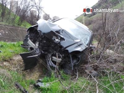 Երեւանում 24-ամյա վարորդը Mercedes-ով տապալել է էլեկտրասյունն ու մասամբ հայտնվել ծառի վրա (ֆոտո)