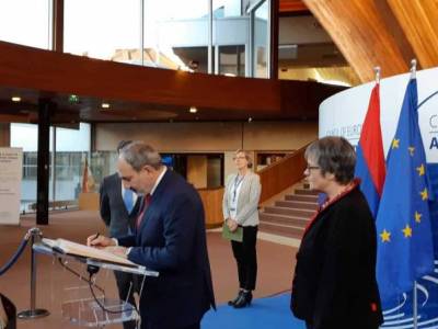 Armenia’s Pashinyan signs PACE President’s golden book