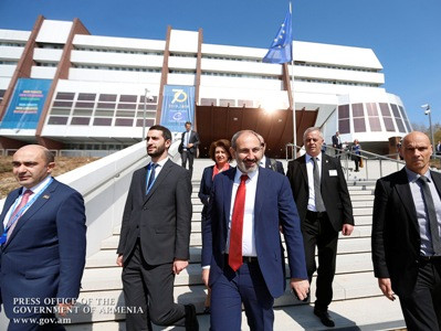 Ստրասբուրգում հայ համայնքի հետ հանդիպման սենյակը փոքր էր. Փաշինյանը դուրս եկավ, որ բոլորը մասնակցեն հանդիպմանը