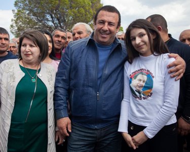 «Ժամանակ». Մտրակ ու բլիթ Ծառուկյանին. Իշխանությունը ԲՀԿ առաջնորդին «համ յեղում է, համ՝ դեղում»