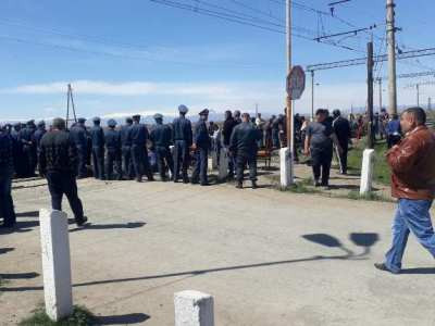 «Տանս բակում քարերի անձրեւ էր. մի քանի հարված էլ ինձ հասավ». Զարթոնքի դպրոց տնօրենը՝ միջադեպի մասին (ֆոտո)