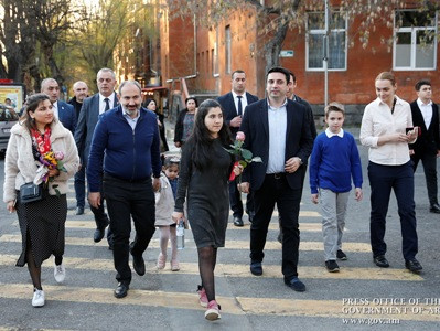Փաշինյանը դուստրերի հետ դրամատիկական թատրոնում դիտել է «Ձուկն առանց ջրի կամ suicide» ներկայացումը (ֆոտո)