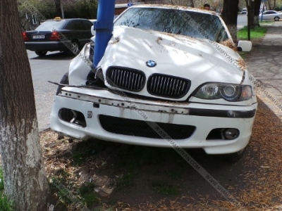 Երեւանում BMW-ն բախվել է էլէկտրասյանը (ֆոտո)