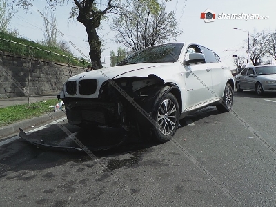 Իսակովի պողոտայում BMW X6-ը բախվել է պատնեշին. բետոնային հատվածը շպրտվել ու բախվել է Opel Zafira-ին. կա վիրավոր