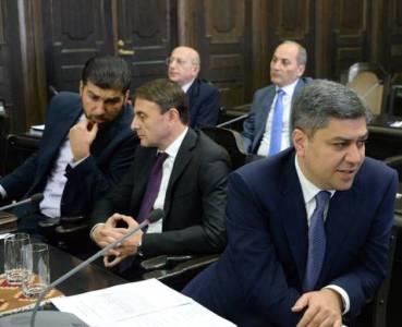 «Հրապարակ». Դավիթ Սանասարյանի եւ Ադյանի միջեւ առերեսում է եղել. Ադյանը զարմացած է. «Ինչո՞ւ են միայն ինձ բռնել»