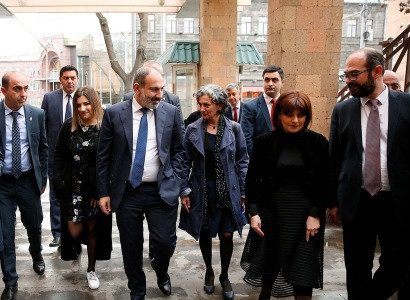 Armenia PM attends Tbilisi's Armenian theater's play with daughter in Yerevan
