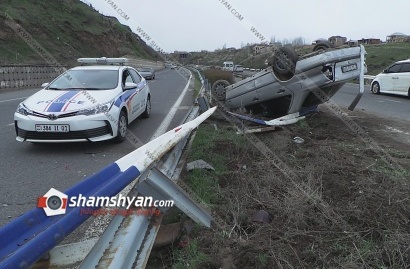 Խոշոր վթար «Արծվի թեւերի» մոտ. Mercedes-ը տապալել է երկաթե արգելապատնեշն ու գլխիվայր շրջվել (ֆոտո)