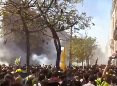 Protesters burning down cars in Paris