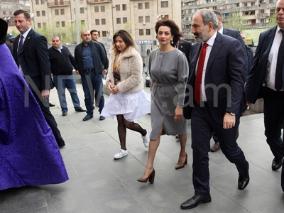 Բարձրաստիճան պաշտոնյաներն ու նրանց տիկնայք՝ եկեղեցու ճանապարհին (ֆոտո)