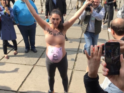 Femen-ը մերկացել է ընտրատեղամասի առջեւ, որտեղ քվեարկում էր Զելենսկին