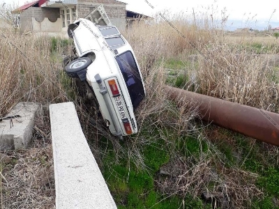 Արարատում. «ՎԱԶ-2106»-ը բախվել է բետոնե պատնեշին եւ շրջված հայտնվել դաշտում. կա վիրավոր (ֆոտո)