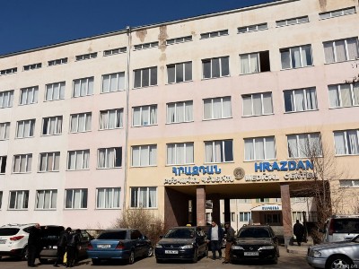 Հերթապահ բժիշկը հիվանդի ձեռքը չի բռնում-նստում, ինքը կաբինետ ունի, գնում–գալիս է. «Հրազդան» ԲԿ-ից հակադարձում են