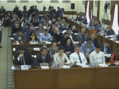 Նաիրա Զոհրաբյանը եւ Միքայել Մելքումյանը մասնակցում են Երեւանի ավագանու նիստին