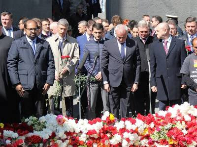 Russian diplomats pay tribute to memory of Armenian Genocide