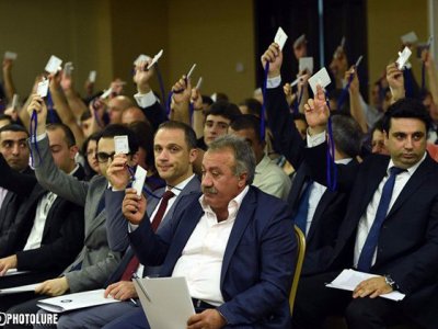 Newspaper: Armenia ruling party meeting held in heated climate, PM gets angry