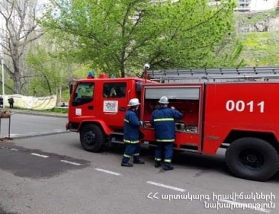 Երեւանյան խաչմերուկում մեքենան բախվել է երկու հենասյան եւ շրջել դրանք. Ճանապարհը դարձել է անանցանելի