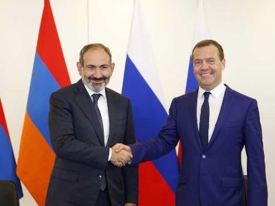 Armenian PM receives Russia’s Medvedev at his house (PHOTO)