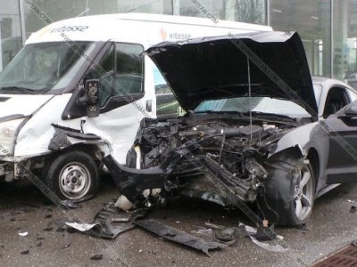 Երեւանում Ford Mustang-ը բախվել է կայանված Ford Transit-ին, որն էլ հրվել է դեպի խանութը (ֆոտո)