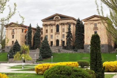 «Իրատես». ԱԺ աշխատակազմը «մառոզ է անում». «Ելույթի տեքստ գրի» կամ «Ինչու՞ ես դու կարմիր շրթներկ քսել»