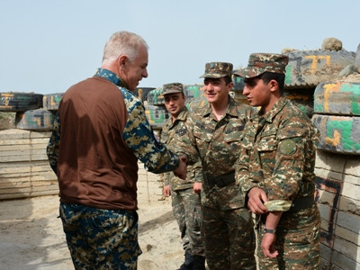 Karabakh Lieutenant-General visits border