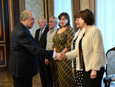 Հայրենիքի համար զոհվելը մարդկային բարձր արժանիք է.Արմեն Սարգսյանը՝ Արցախյան ազատամարտում զոհված օդաչուների հարազատներին