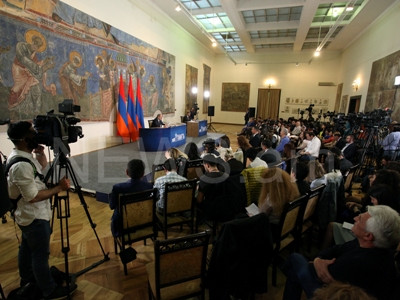 «Դուք մի սիրեք, թողեք անասուններին». Եգիպտացորենը ձեռքին թափահարող լրագրողը՝ Փաշինյանին