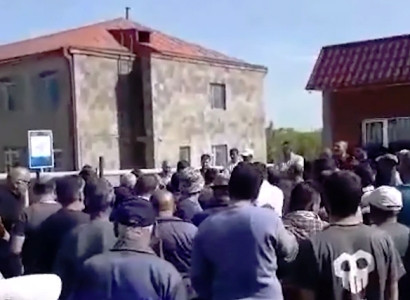 Մեր հիվանդը մեռնում է, նոր շտապօգնության մեքենան հասնում է. Արագածավանի բնակիչները ճանապարհ էին փակել